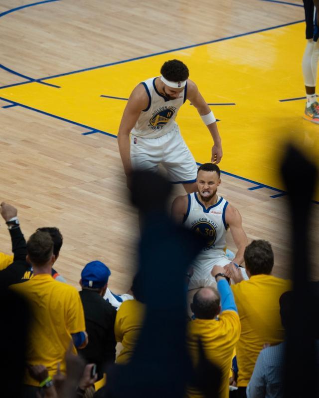 【现场】季后赛至今主场不败 大通中心织起金色纽带