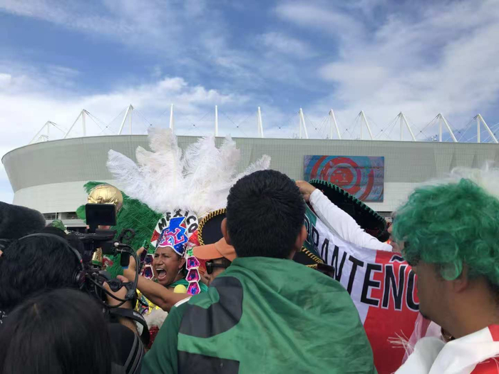 门票贵、签证难、行程复杂，可他们还是要抢票去现场看世界杯｜B面世界杯|国际足联|琦琪|世界杯门票|因凡蒂诺|美加墨世界杯_新浪体育_新浪新闻